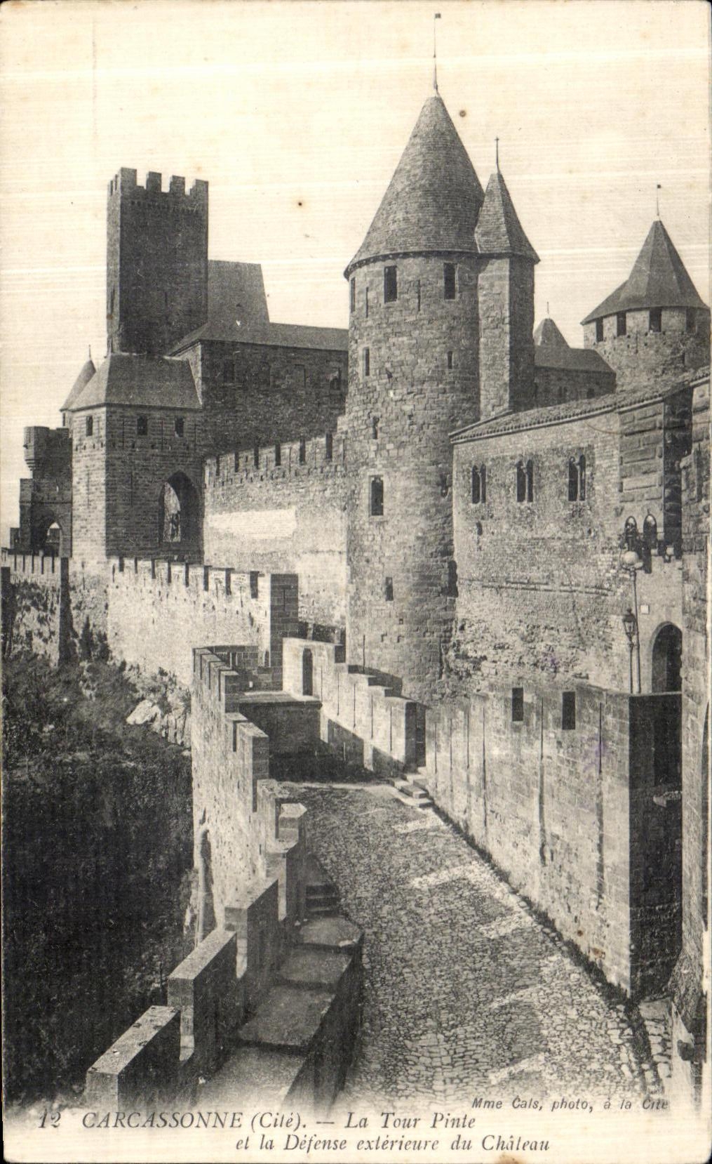 Carcassonne (Cité) — La Tour Pinle et la Défense extérieure du Château — Mme Cais, photo, à la Cité