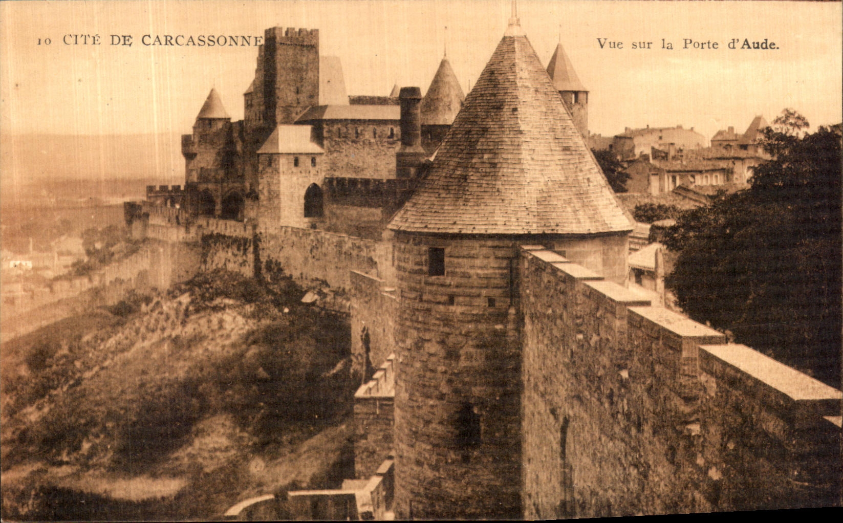 CPA Cite De Carcassonne Vue Sur la Porte d Aude 