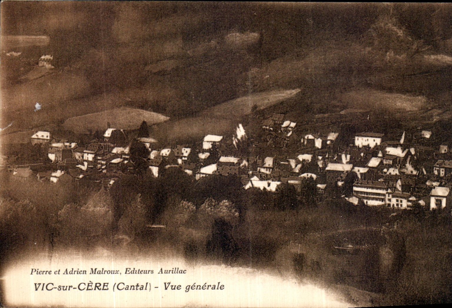 Vic-sur-Cère (Cantal) — Vue générale — Pierre et Adrien Malroux, Éditeurs Aurillac
