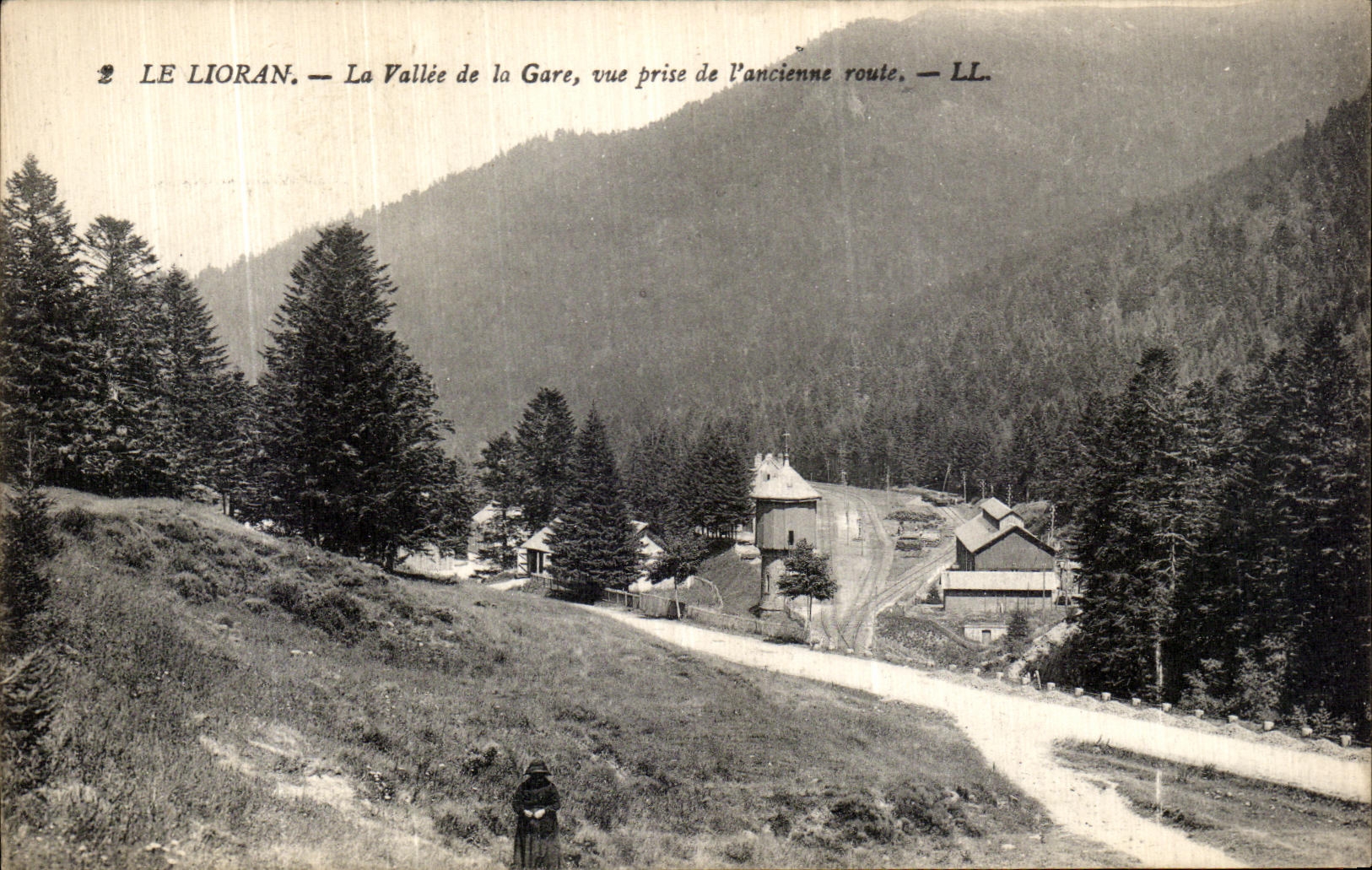 Le Lioran — La Vallée de la Gare, vue prise de l'ancienne route — LL.