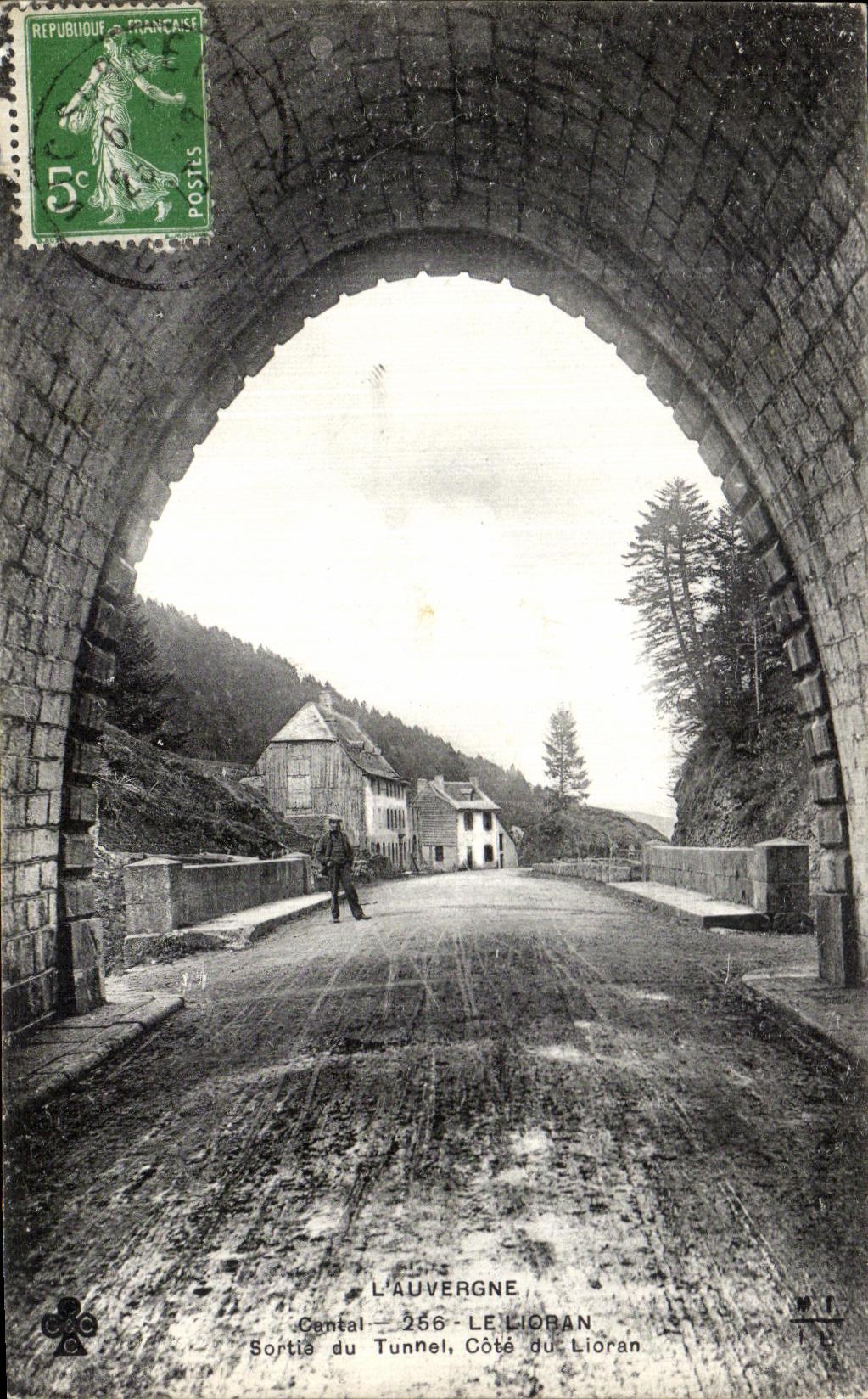 Sortie du Tunnel, Côte du Lioran — L'Auvergne — éditeur L'Auvergne, n° 256