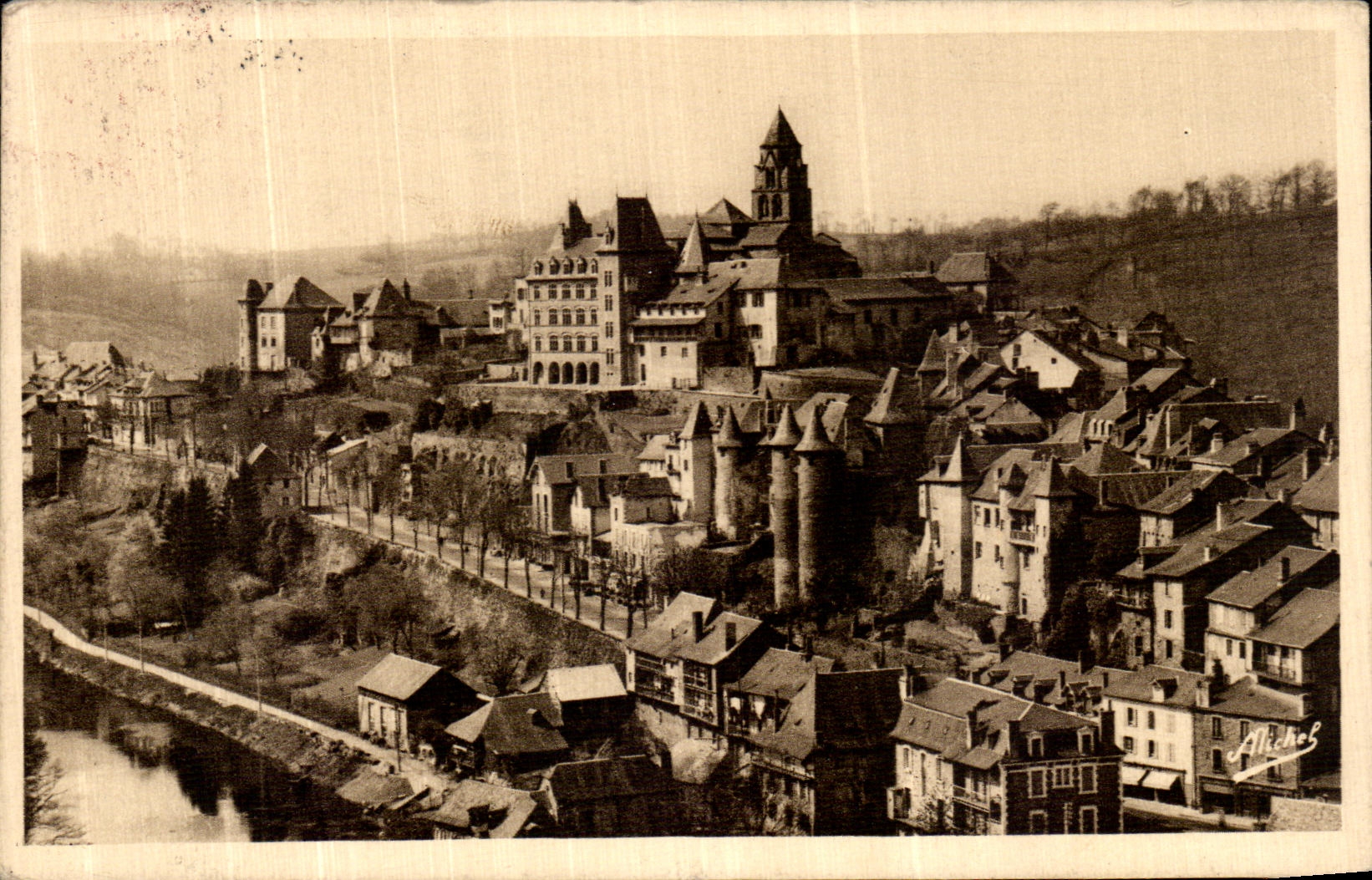 CPA Uzerche La Perle du Limousin Vue Generale Les vieux chateaux 