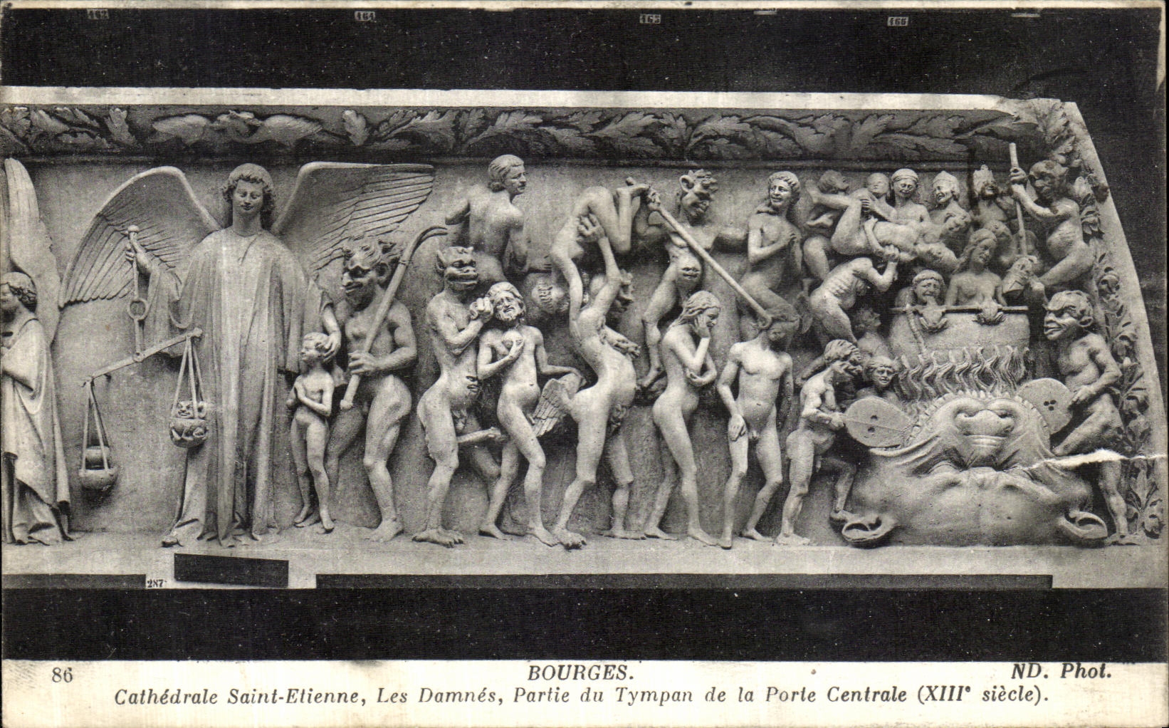 CPA Bourges Cathedrale Saint Etienne Les Damnes Partie du tympan de la porte centrale 