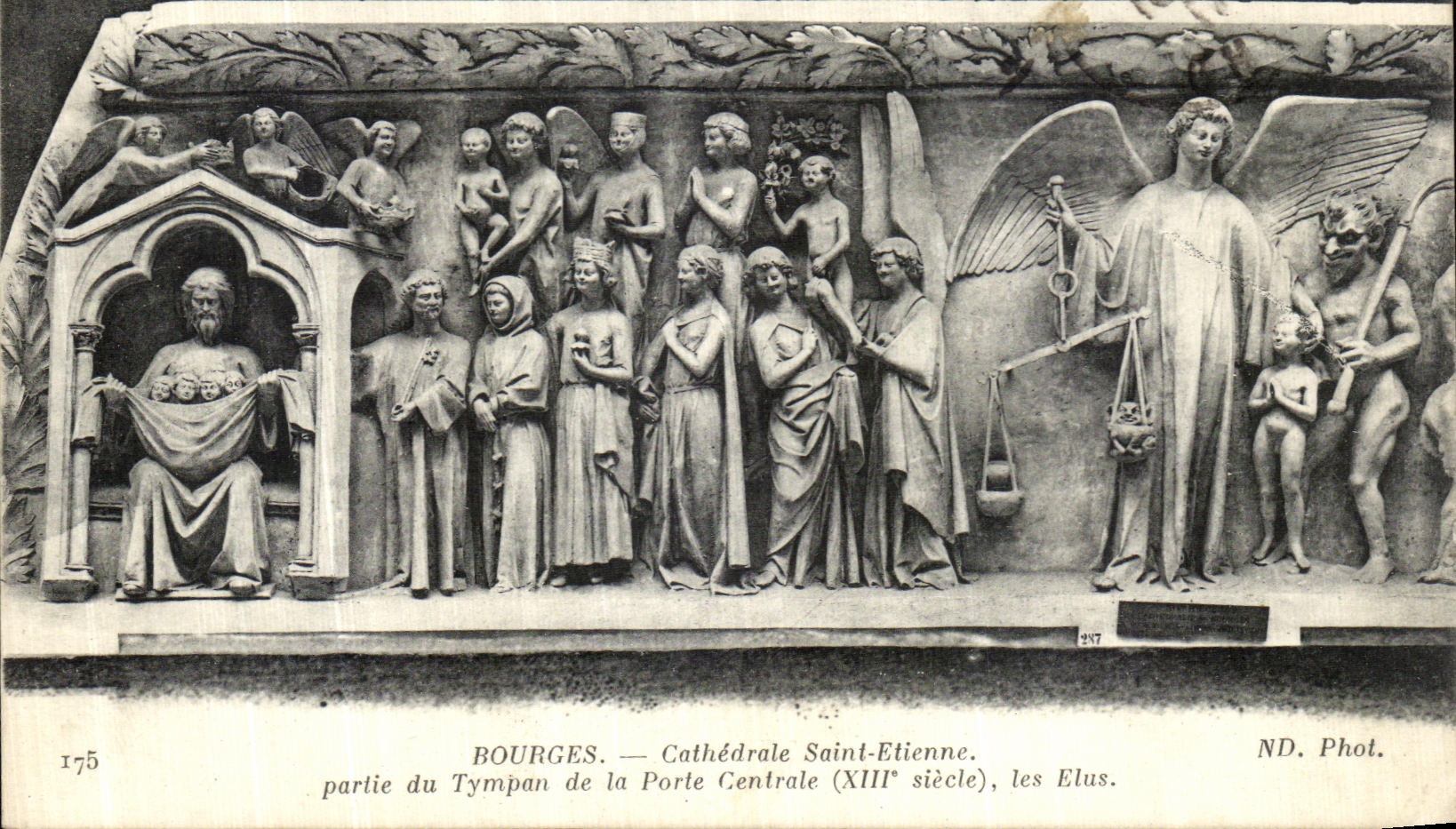 Bourges — Cathédrale Saint-Étienne, partie du tympan de la porte centrale (XIIIe siècle), les Elus — ND. Phot.
