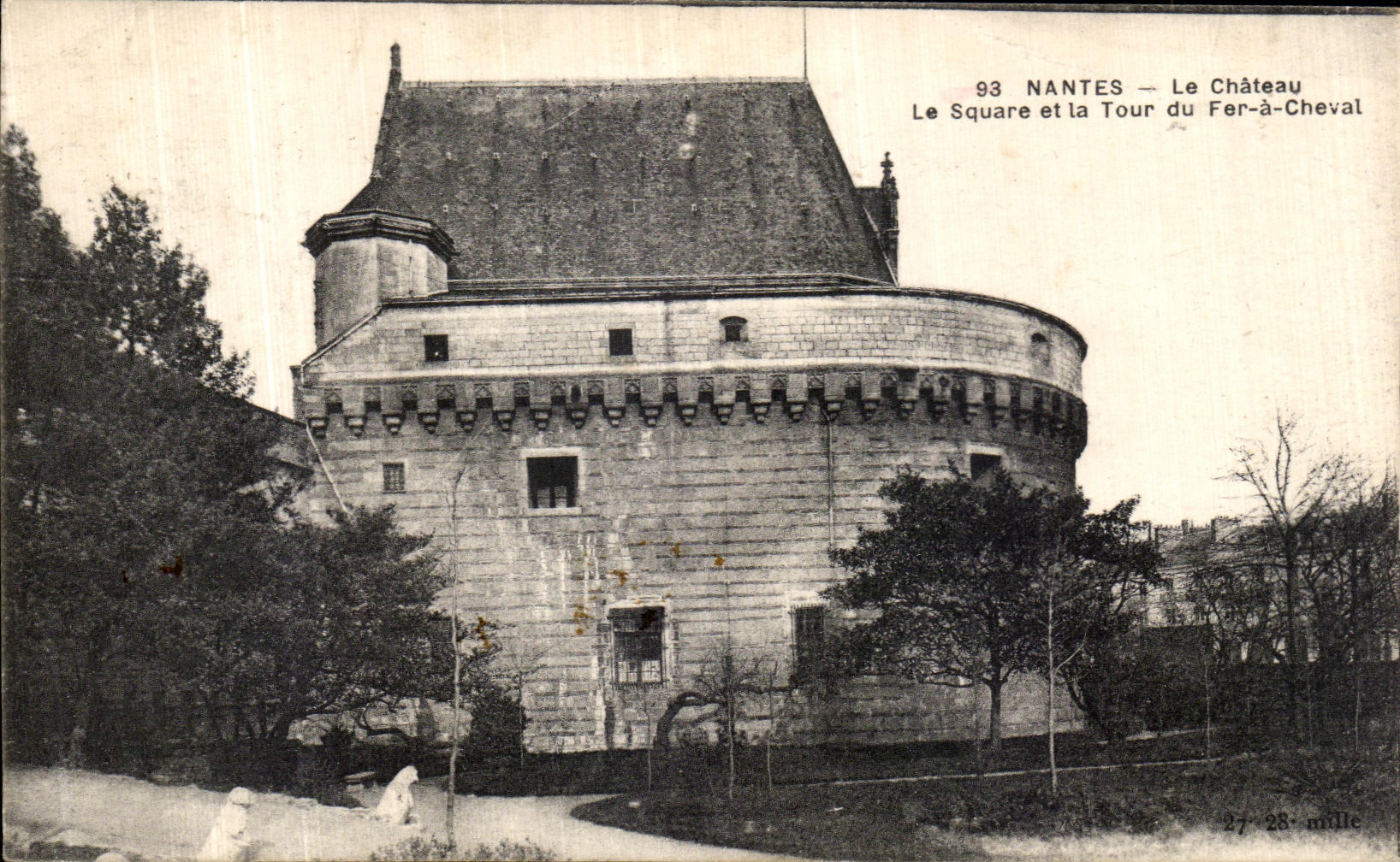 CPA Nantes Le Chateau Le Square et la tour du Fer a cheval