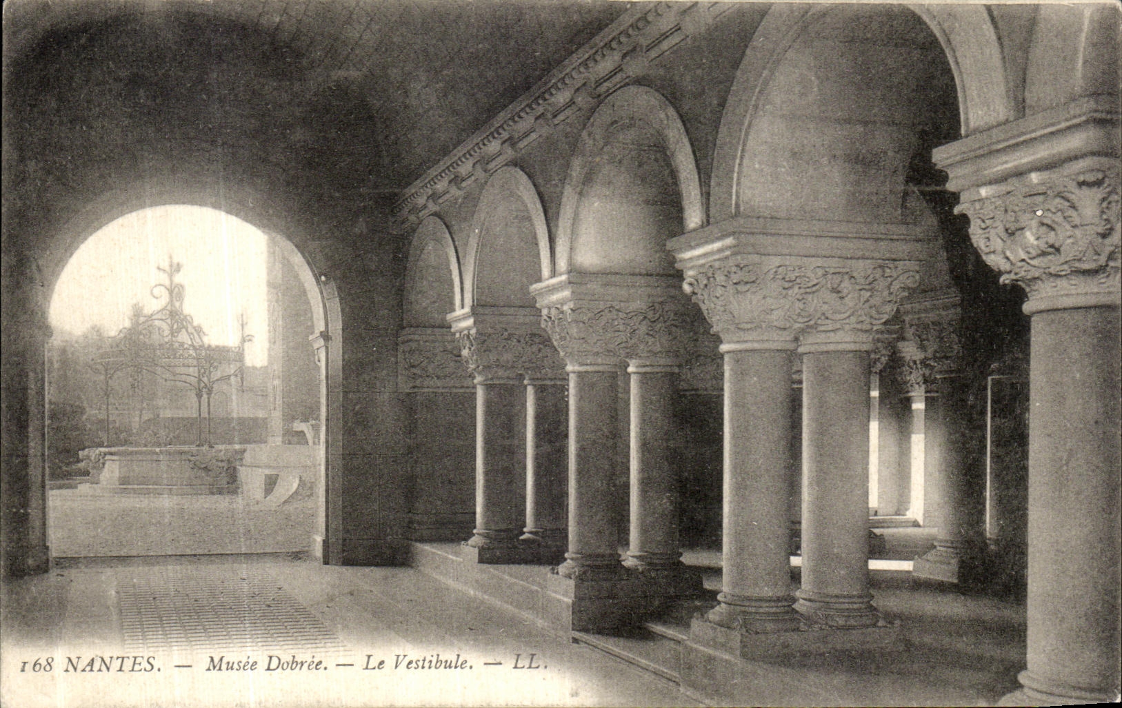 CPA Nantes Musee Dobree Le Vestibule