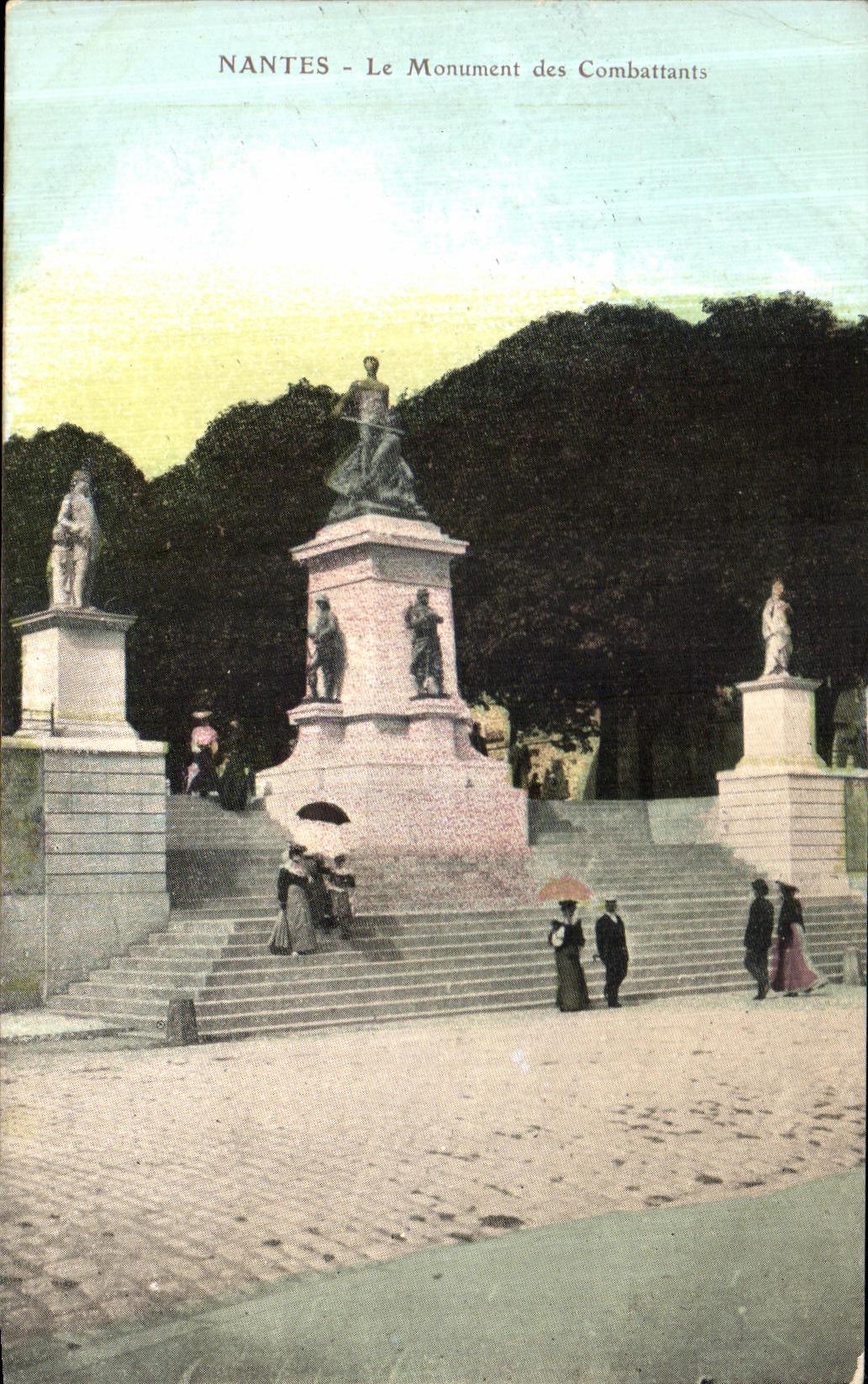 CPA Nantes Le Monument des Combattants