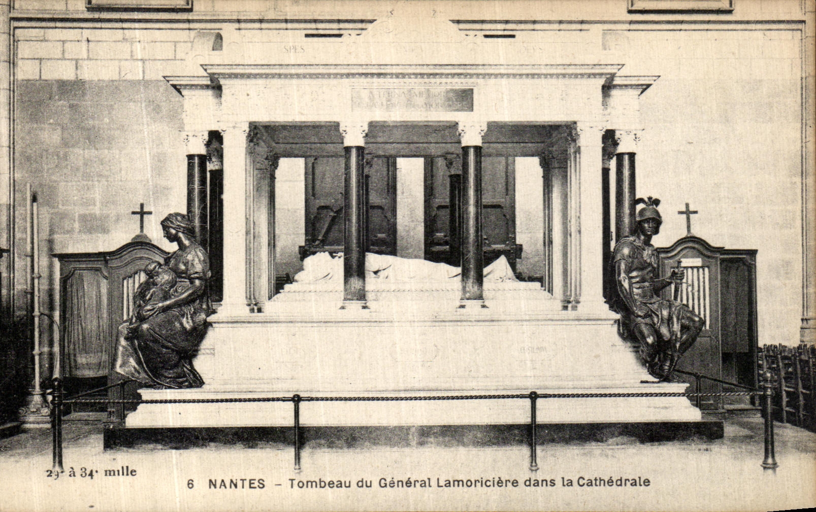 CPA Nantes Tombeau du General Lamoriciere dans la Cathedrale