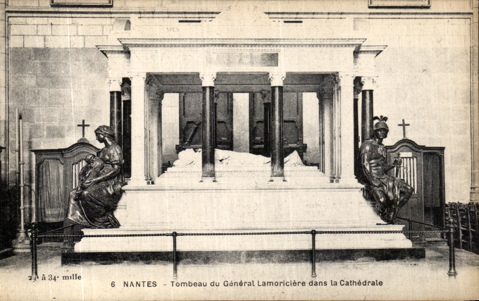 CPA Nantes Tombeau du General Lamoriciere dans la Cathedrale