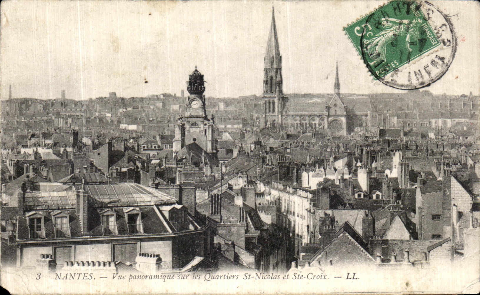 CPA Nantes Vue Panoramique sur les quartiers St Nicolas et Ste Croix