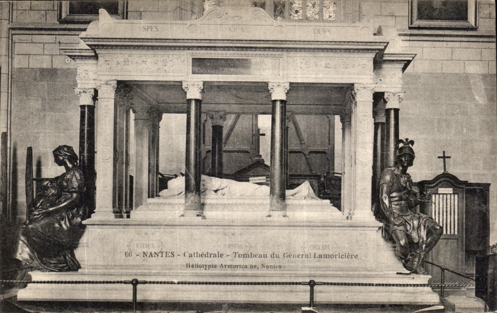 CPA Nantes cathedrale Tombeau du general Lamoriciere 