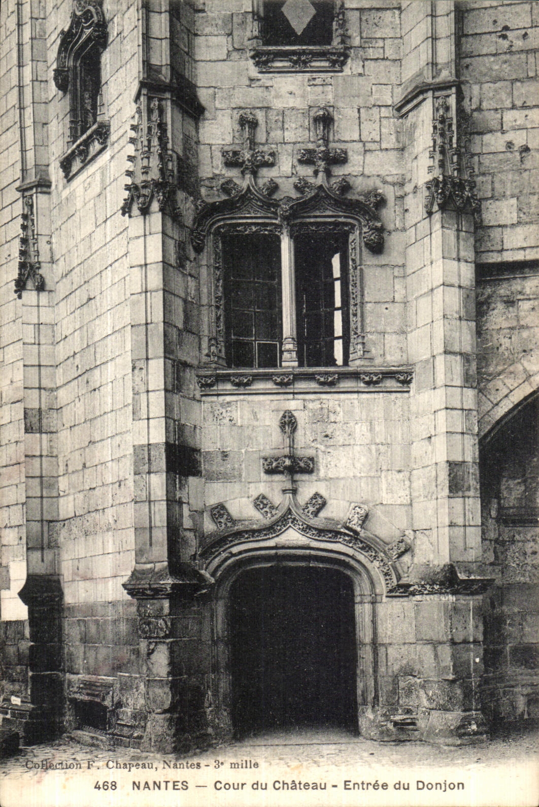 CPA Nantes Cour du Chateau Entree du Donjon
