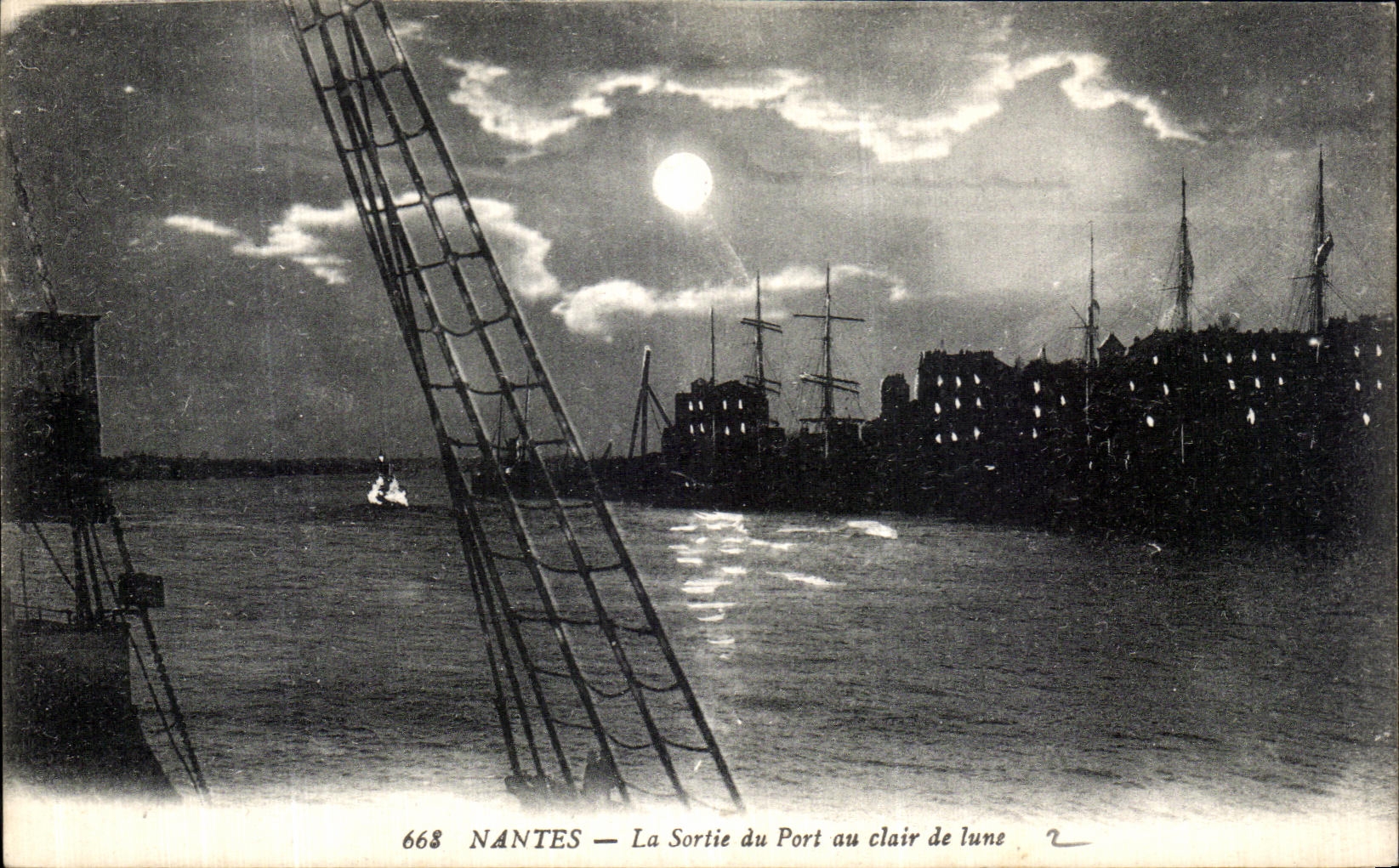 CPA Nantes La Sortie du Port au Clair de Iune