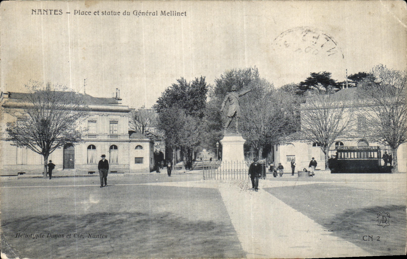 CPA Nantes Place et statue du general Mellinet