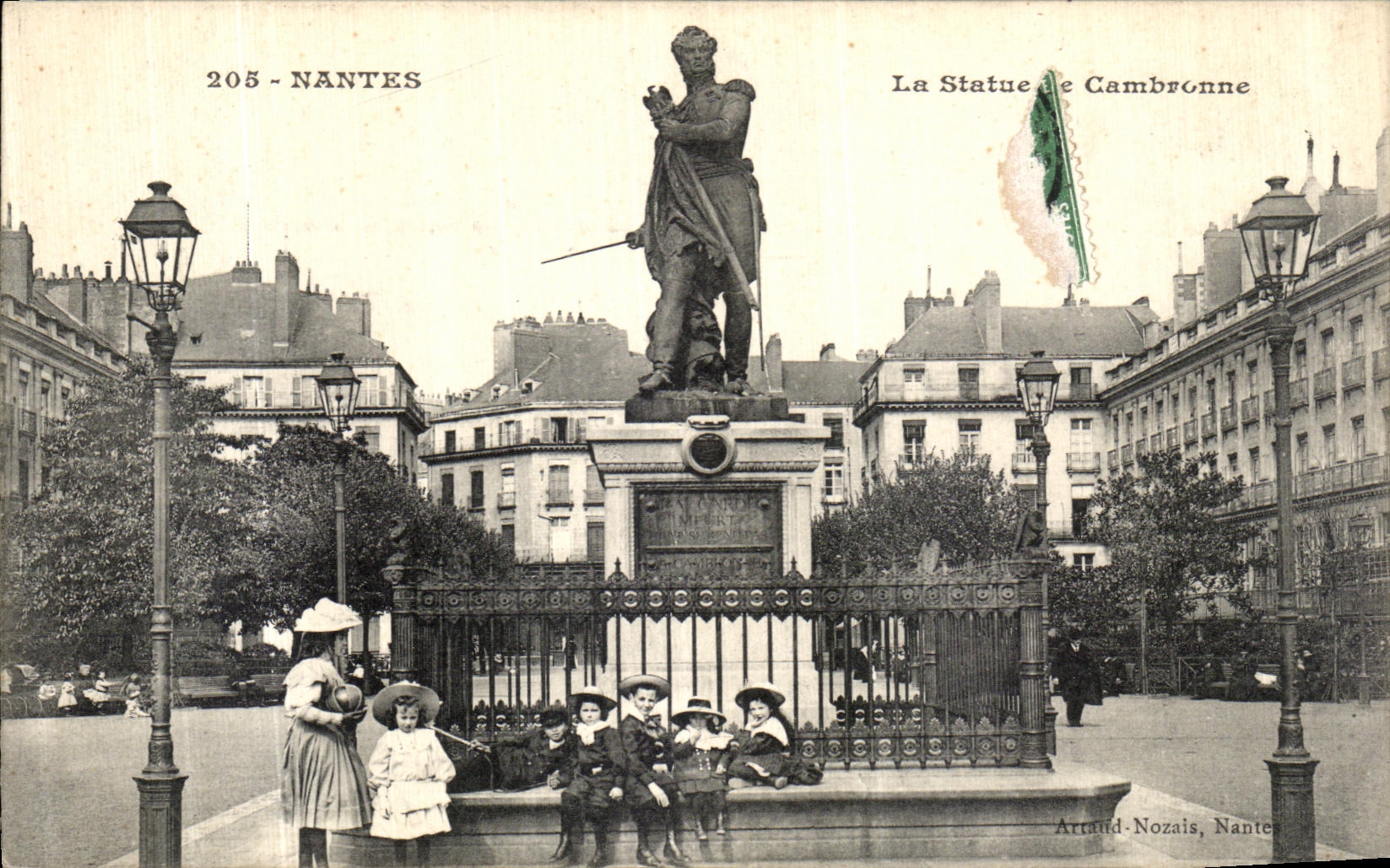 CPA Nantes La Statue de Cambronne Enfants