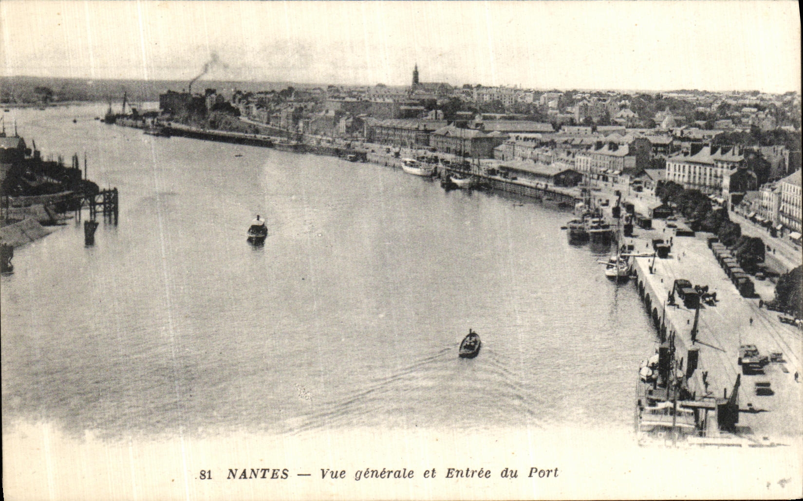 CPA Nantes Vue Generale et Entree du Port