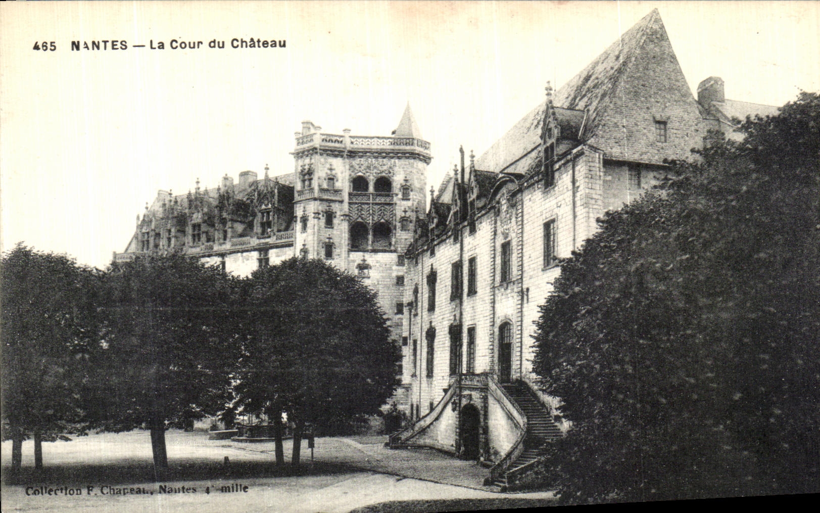 CPA Nantes La Cour du Chateau 
