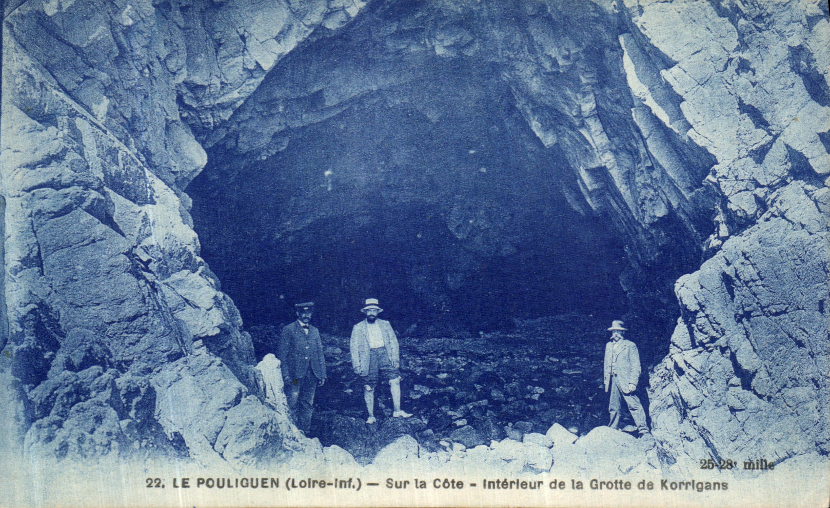 CPA Le Pouliguen Sur la Cote Interieur de la Grotte de Korrigans