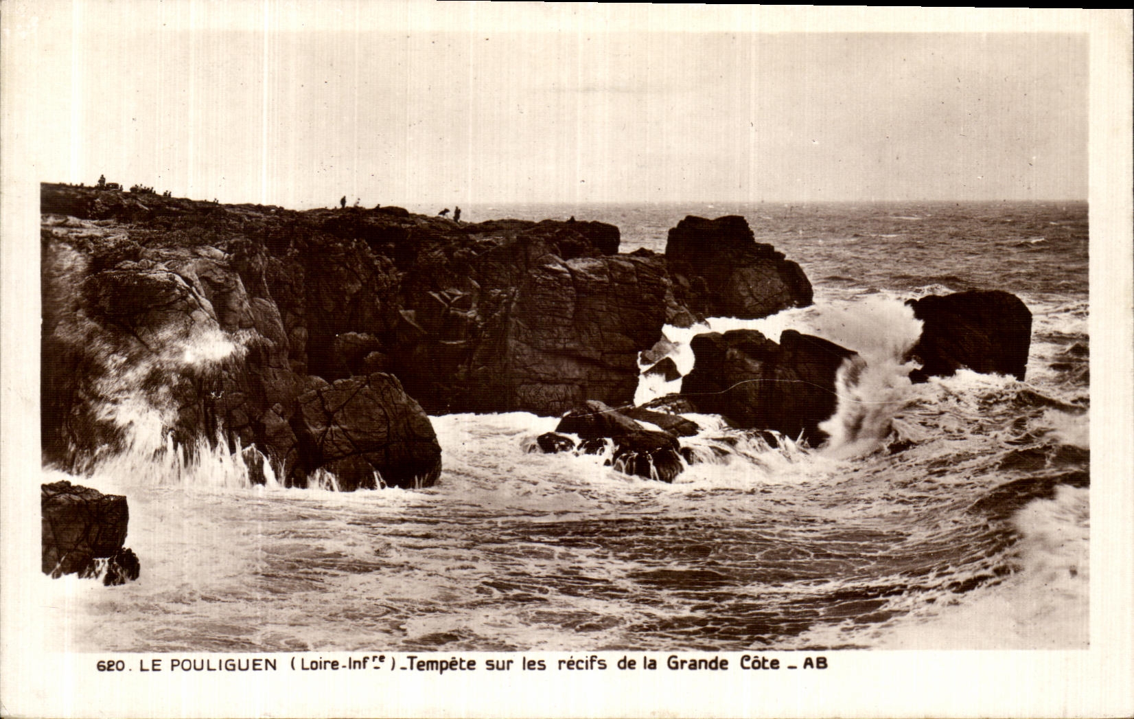 CPA Le Pouliguen Tempete Sur Les Recifs de la Grande Cote 