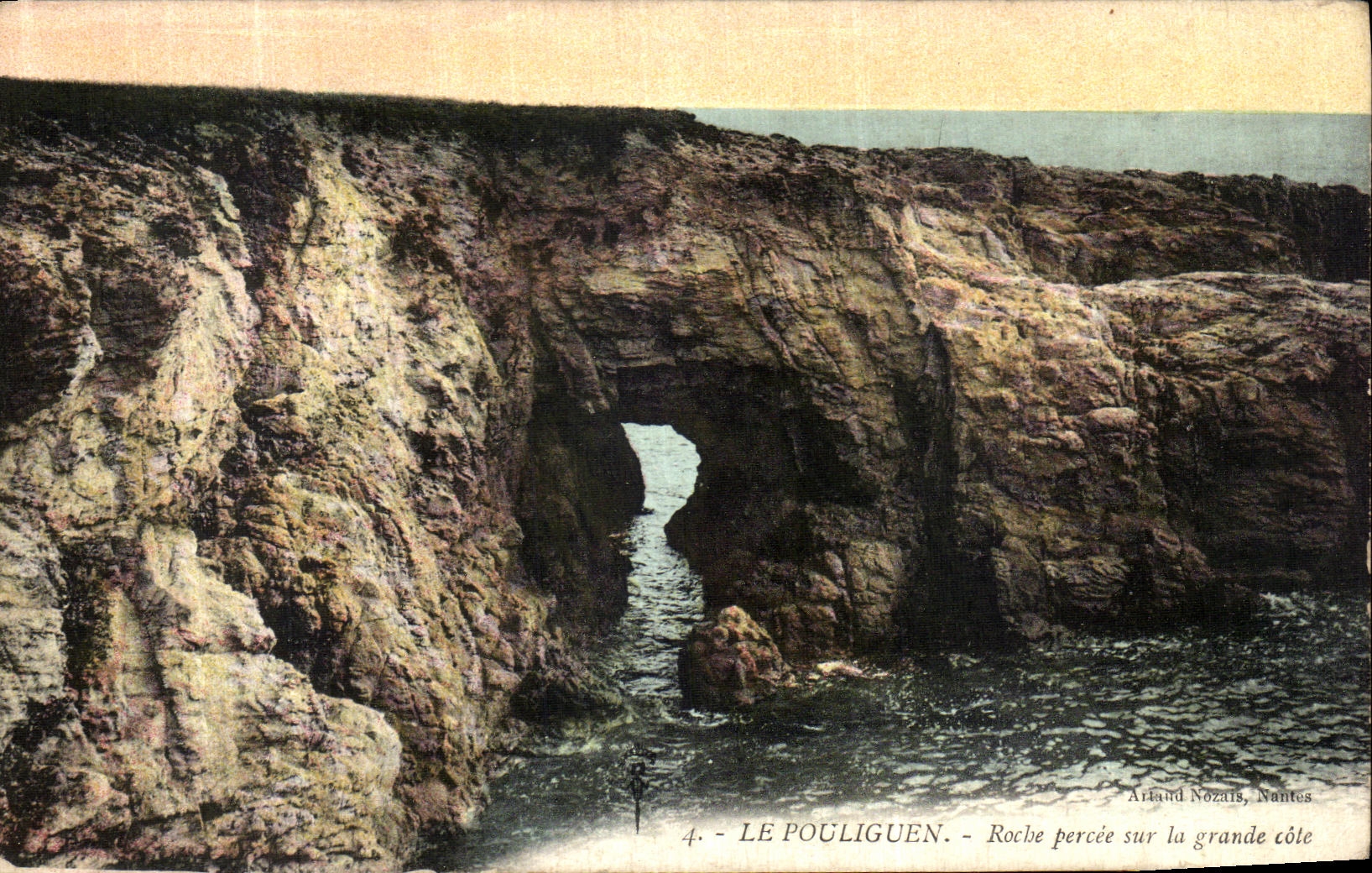 CPA Le Pouliguen Roche Percee Sur la Grande Cote 