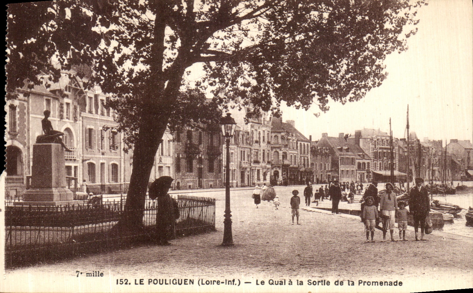 CPA Le Pouliguen Le Quai a La Sortie de la Promenade