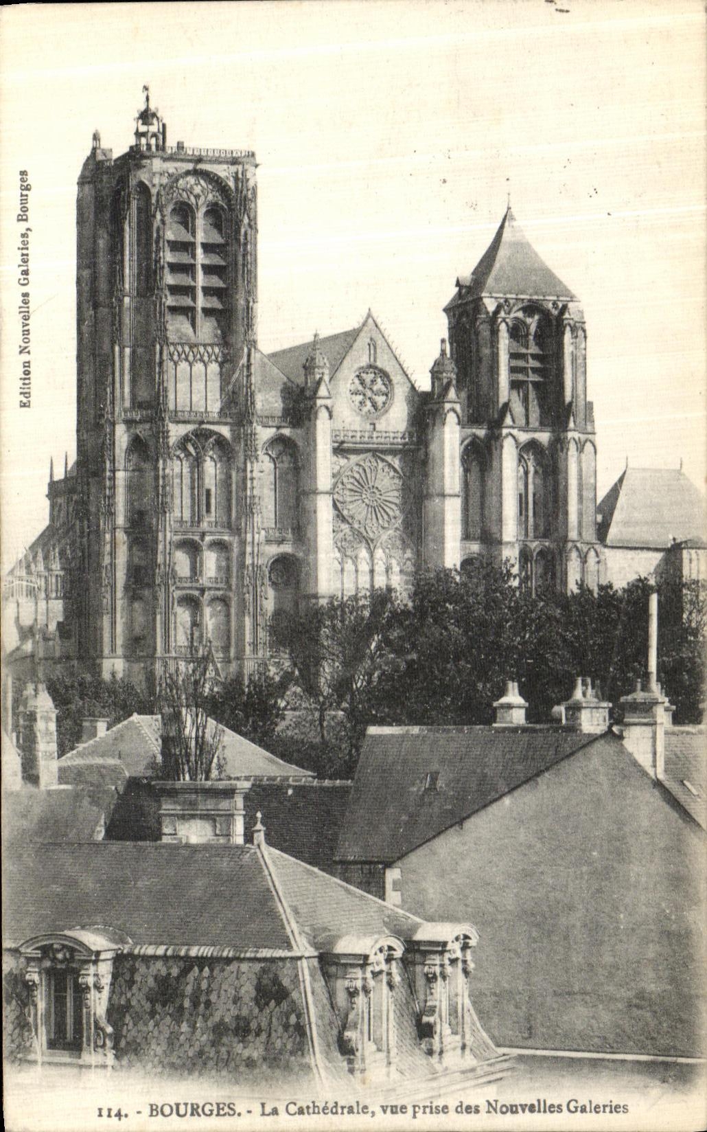 CPA Bourges La Cathedrale Vue Prise des Nouvelles Galeries