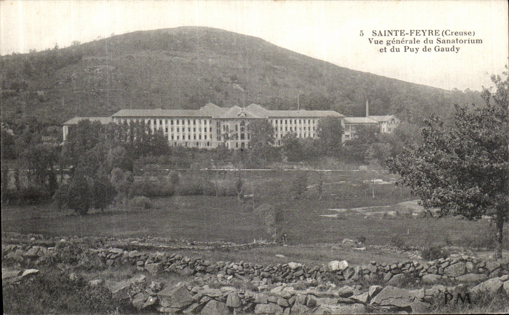 Sainte-Feyre (Creuse) — Allgemeiner Blick auf das Sanatorium und den Puy de Gaudy — Verlag P.M.