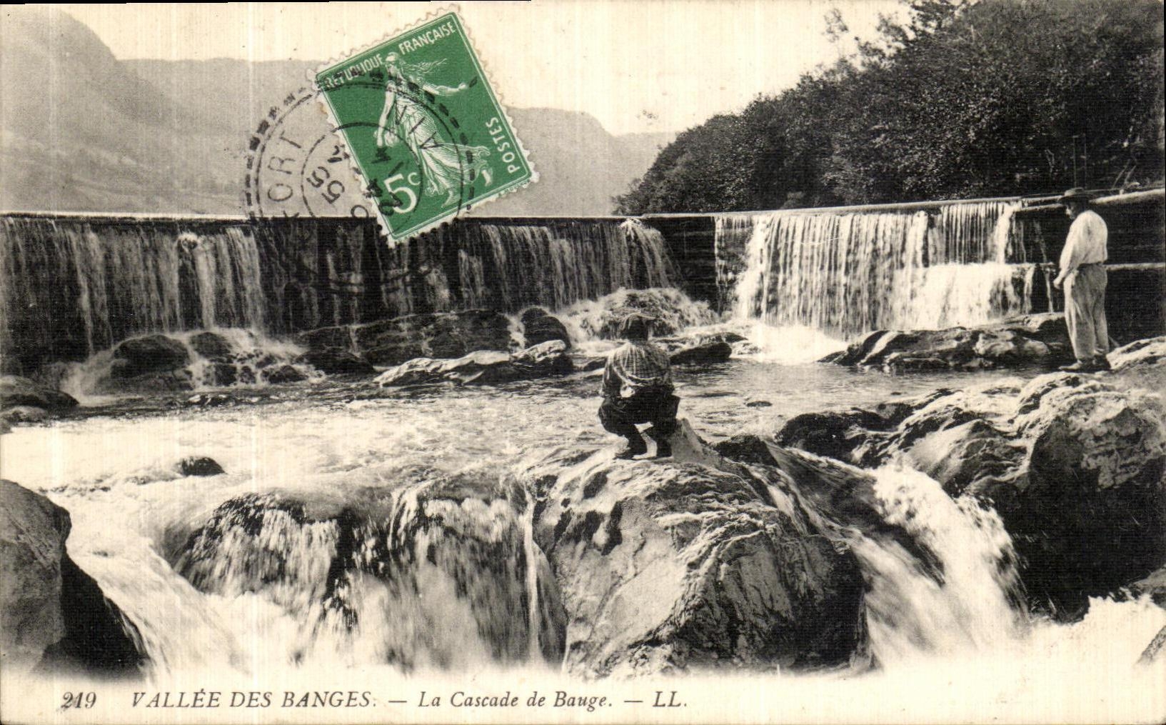 CPA Vallee Des Banges La Cascade de Bauge Personnages