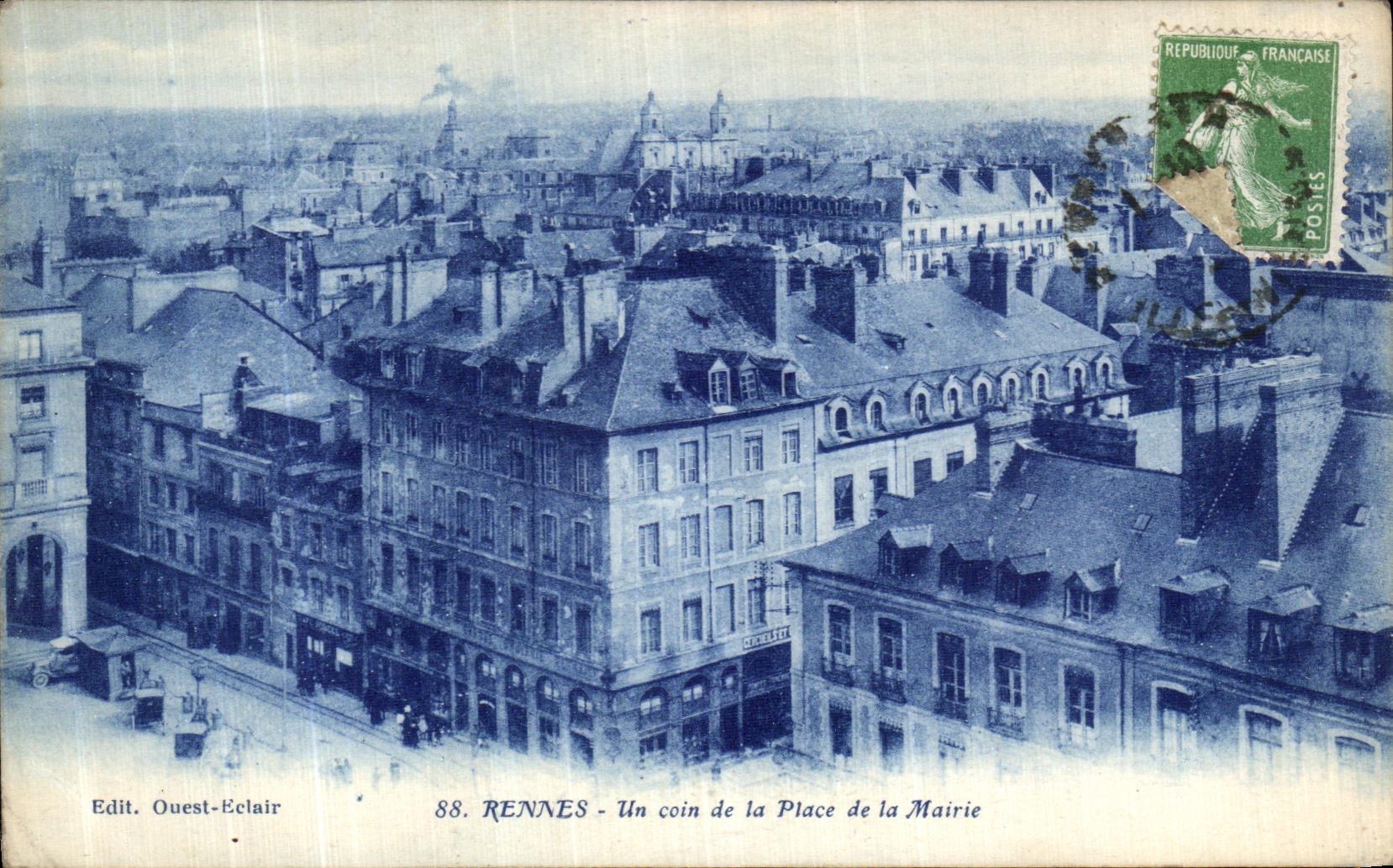 CPA Rennes Un Coin de La Place de La Mairie 