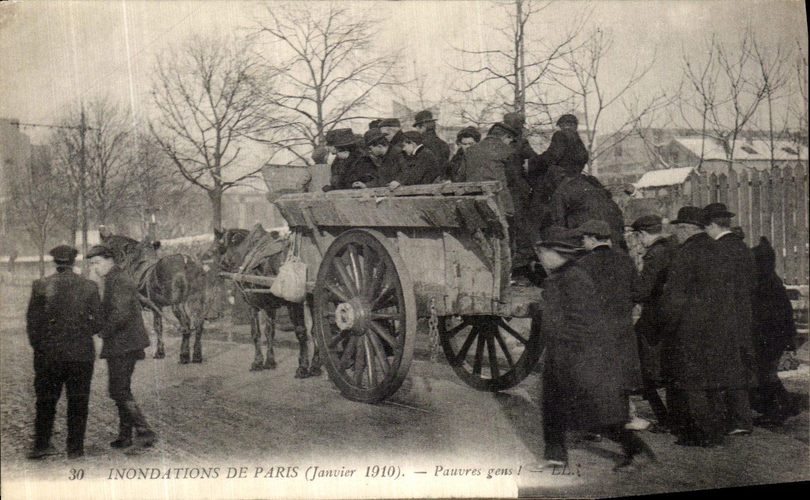 CPA Inondations De Paris Pauvres Gens 