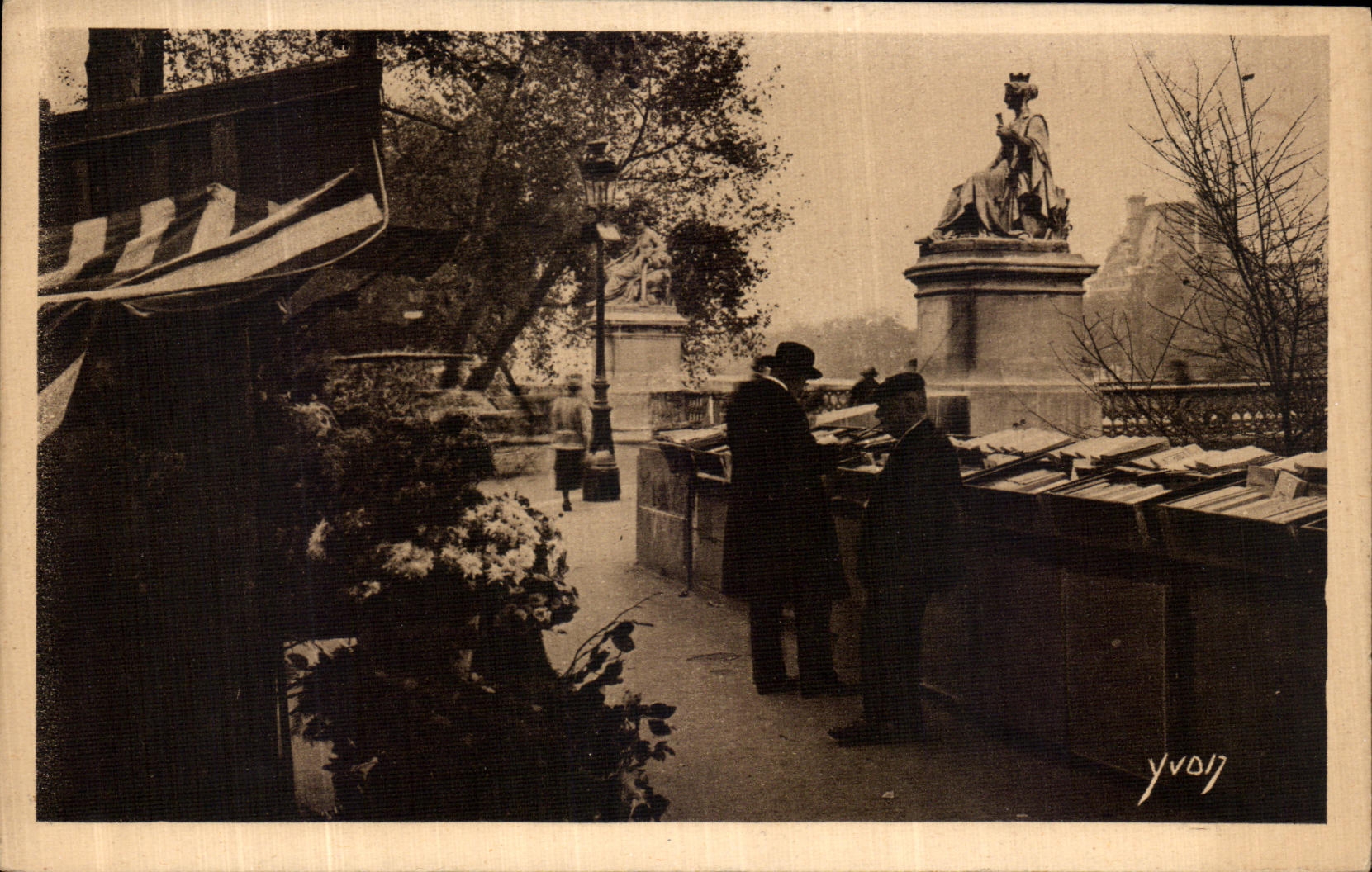 CPA Paris En Flanant Les Bouquinistes du Quai Voltaire au Coin du Pont du Carrousel