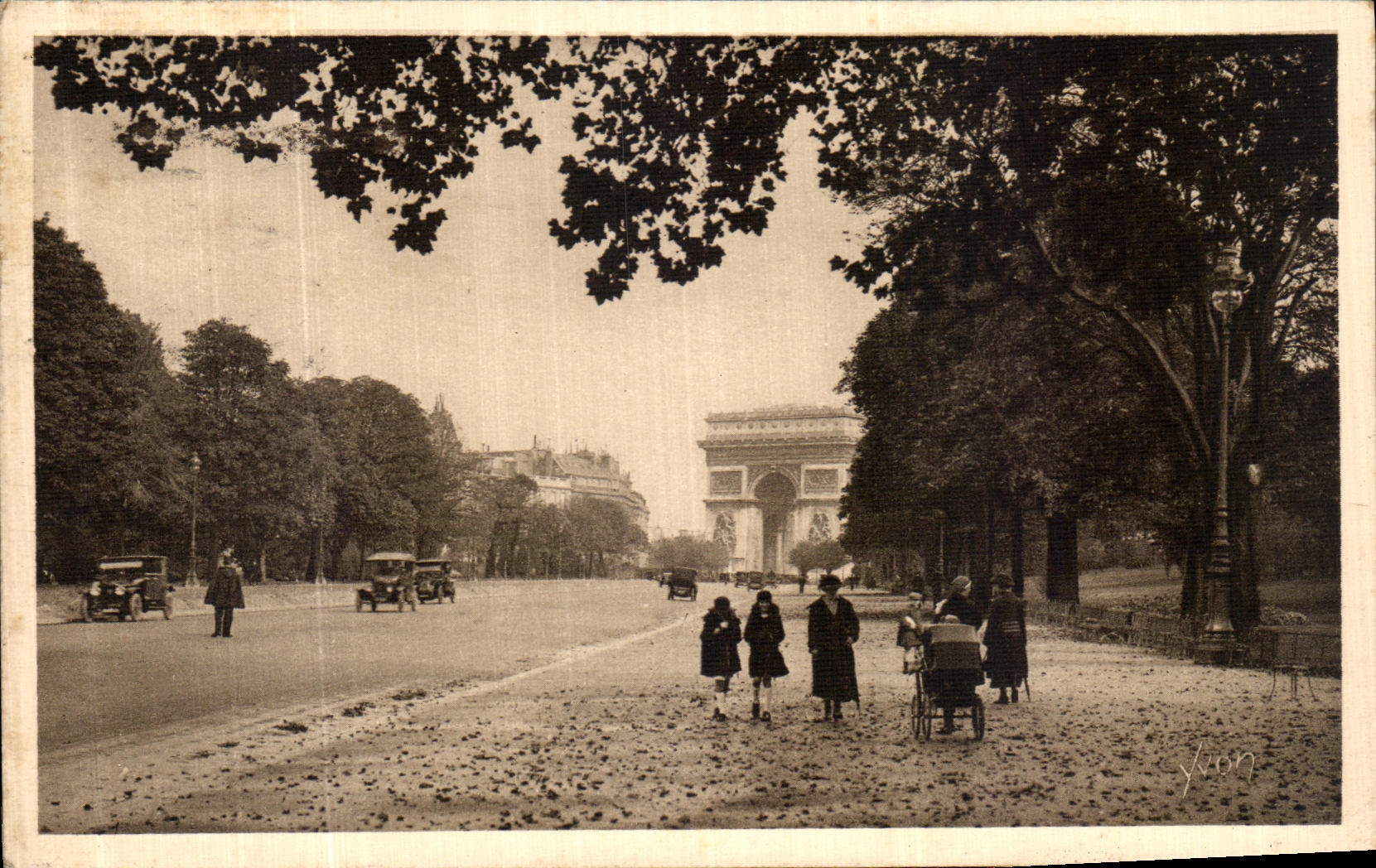 CPA Paris En Flanant L Avennue Foch 