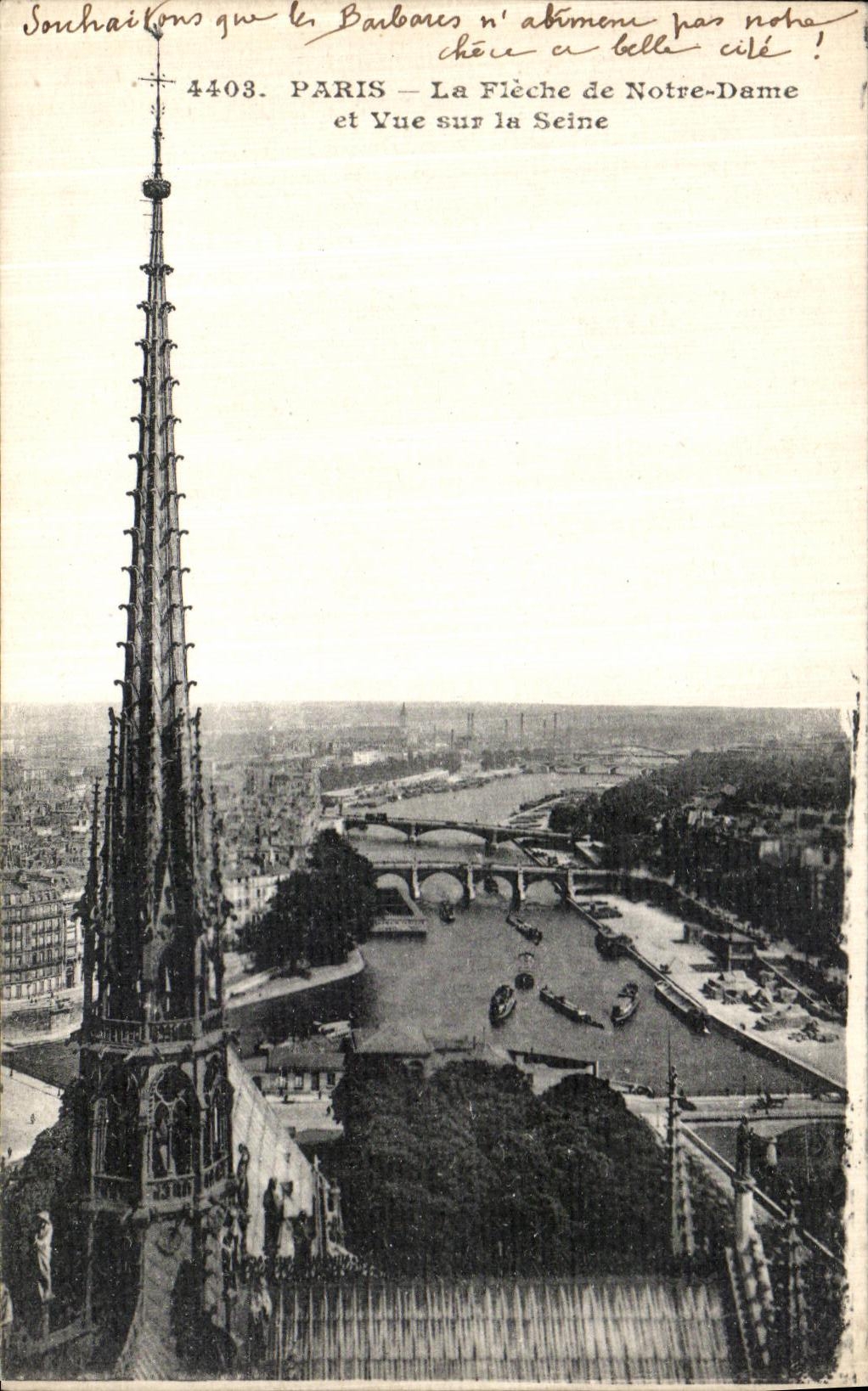 CPA Paris La Fleche de Notre Dame et Vue Sur La Seine