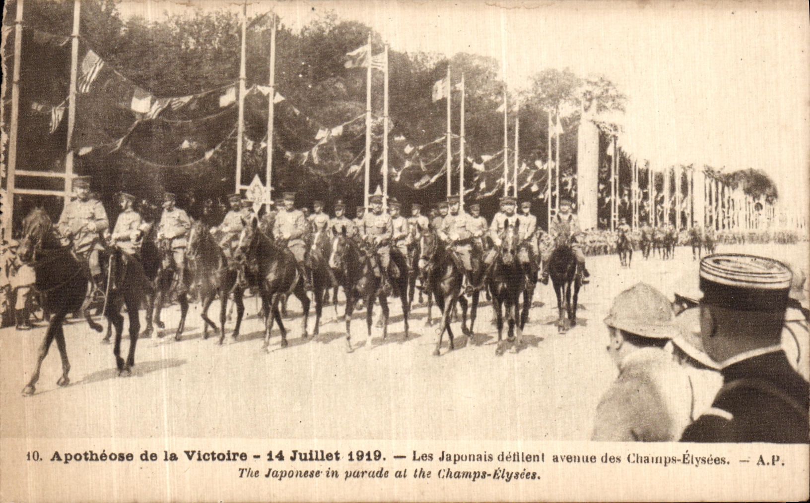 CPA Apotheose de la Victoire Les Japonais Defilent Avenue des Champ Elysees Militaria