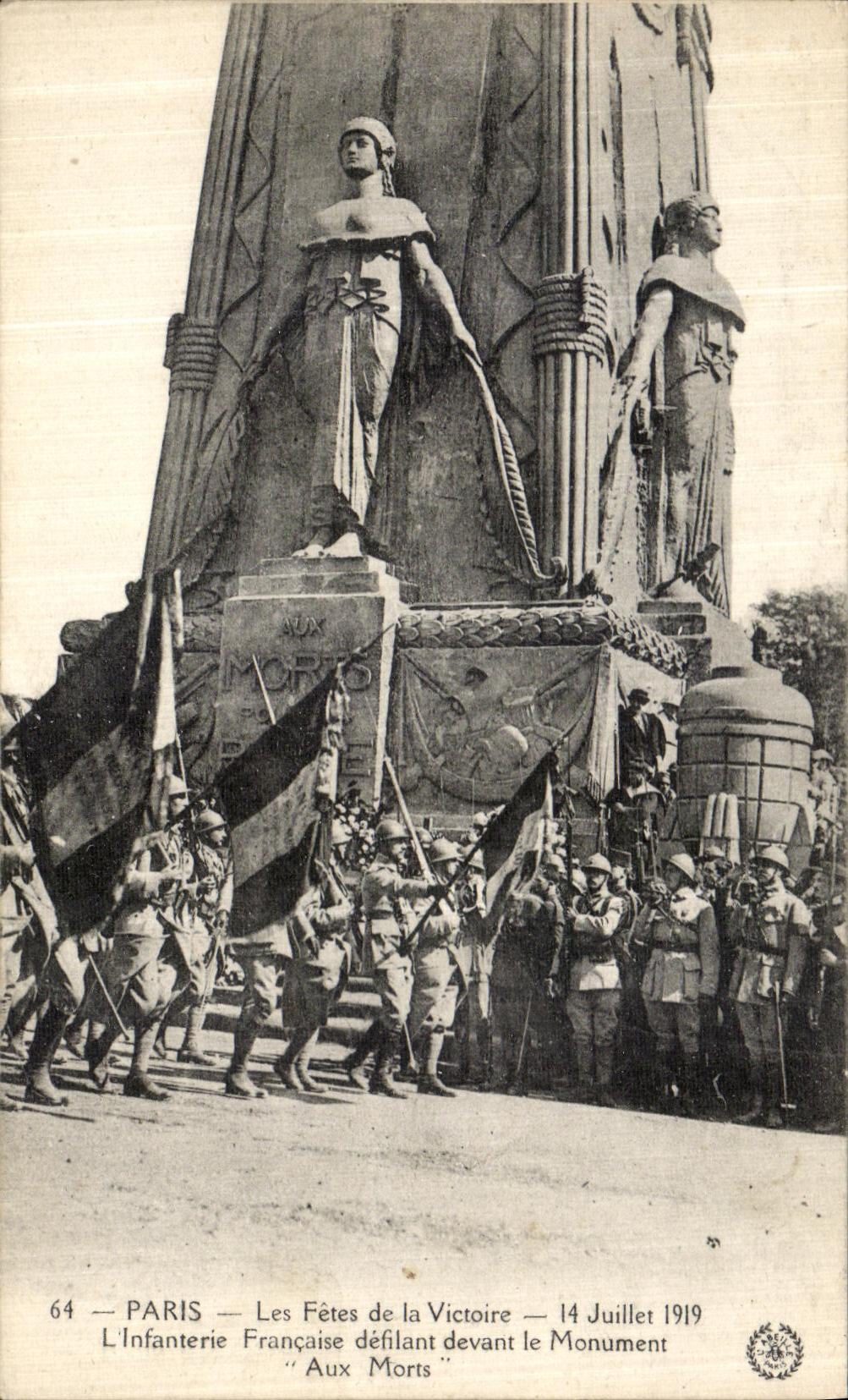 CPA Paris Les Fetes de La Victoire 14 juillet 1919 L infanterie francaise defilant devant le monument Aux morts Militari