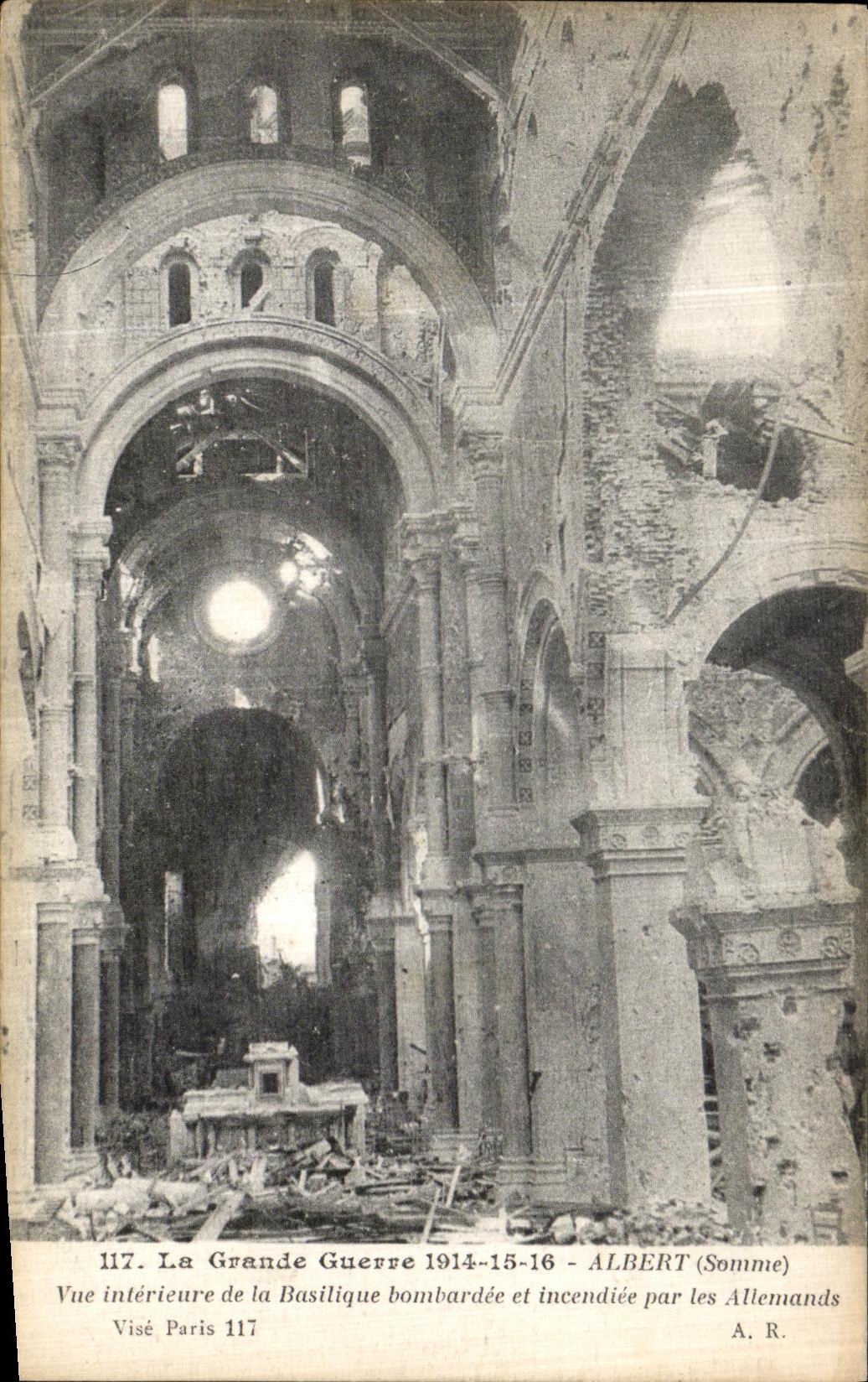 CPA La Grande Guerre Albert Vue interieure de la basilique bombardee Militaria