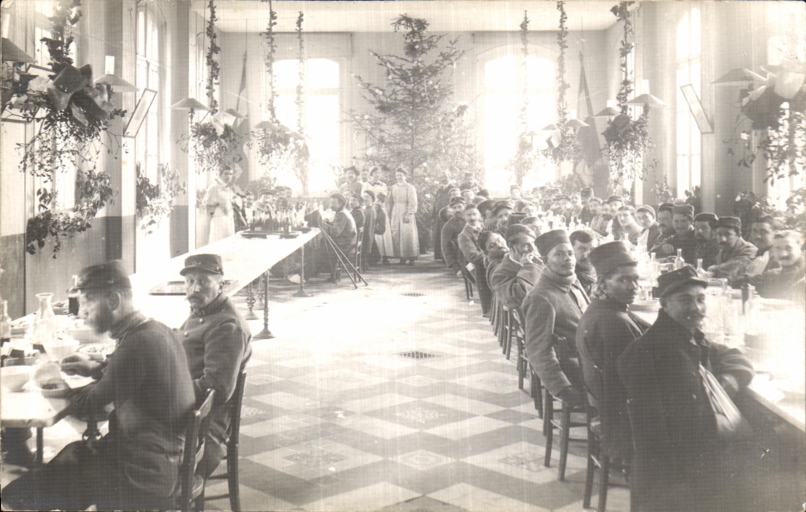 Salle de réception décorée — soldats en uniforme — éditeur CPAPHIL n°4