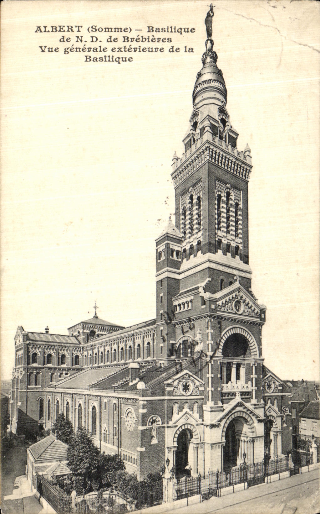 CPA Albert Basilique de N D de Brebieres Vue Generale exterieure de la Basilique