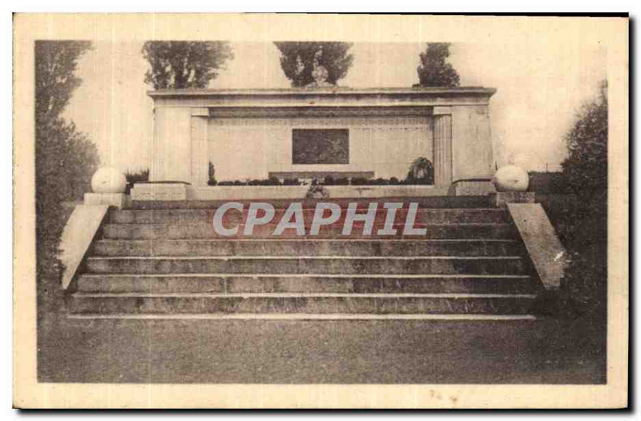 CPA Hebuterne Le Monument aux Morts du Cimetiere National Militaria
