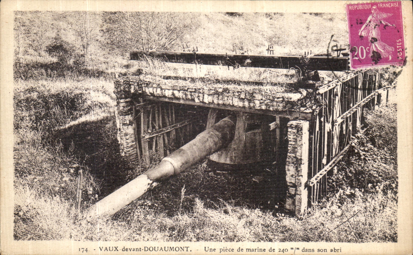 Vaux-devant-Douaumont — Une pièce de marine de 240 mm dans son abri — Éditions Verdun, n° 174