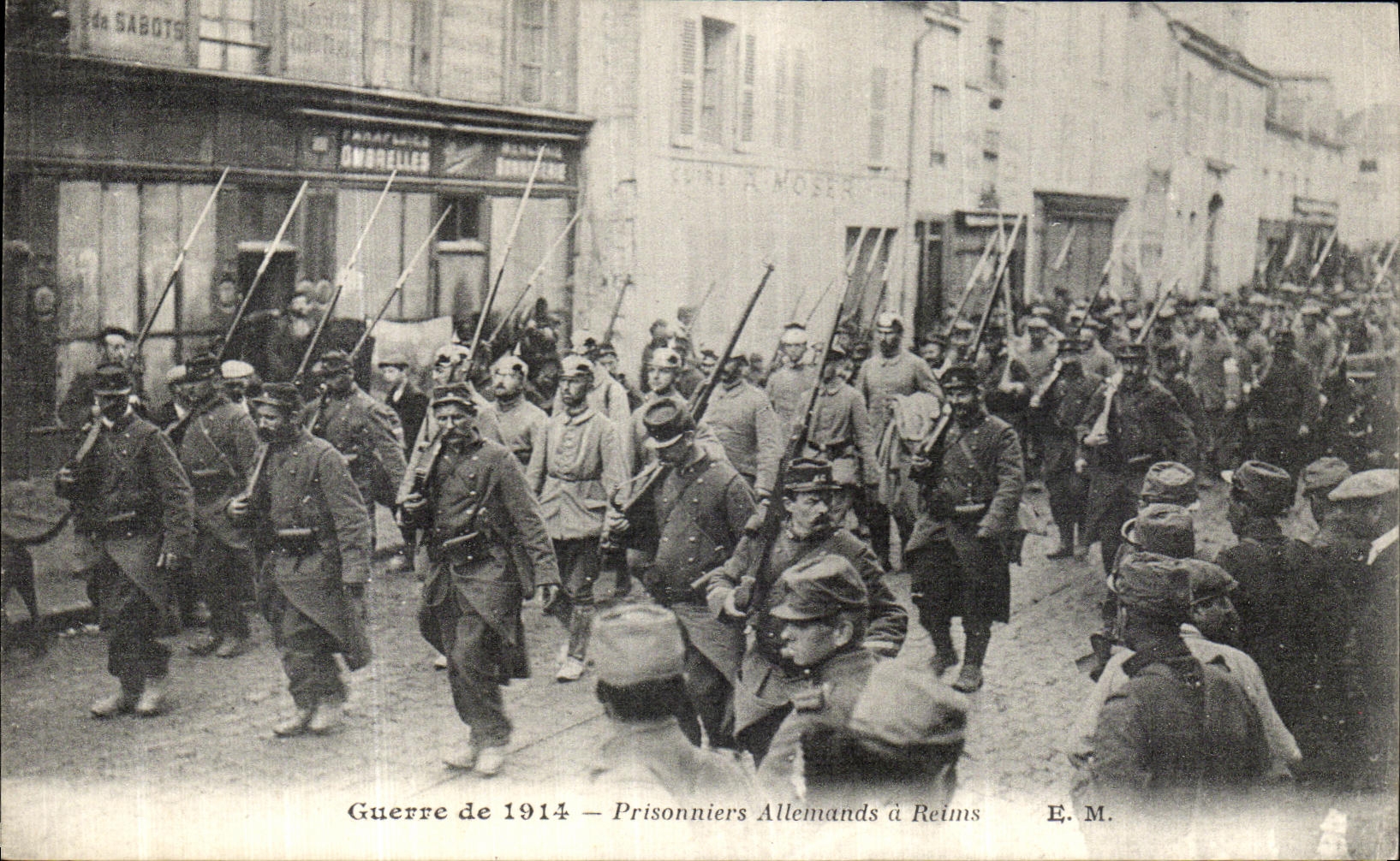 Prisonniers Allemands à Reims — Guerre de 1914 — E.M.