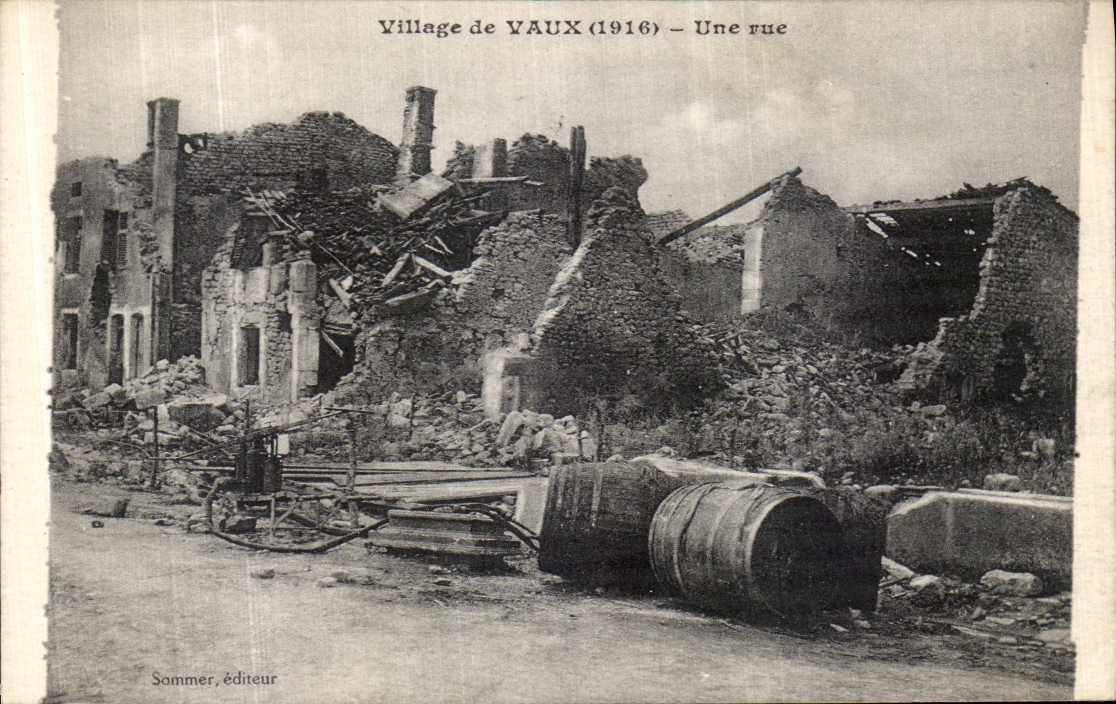 CPA Village de Vaux Une rue Militaria