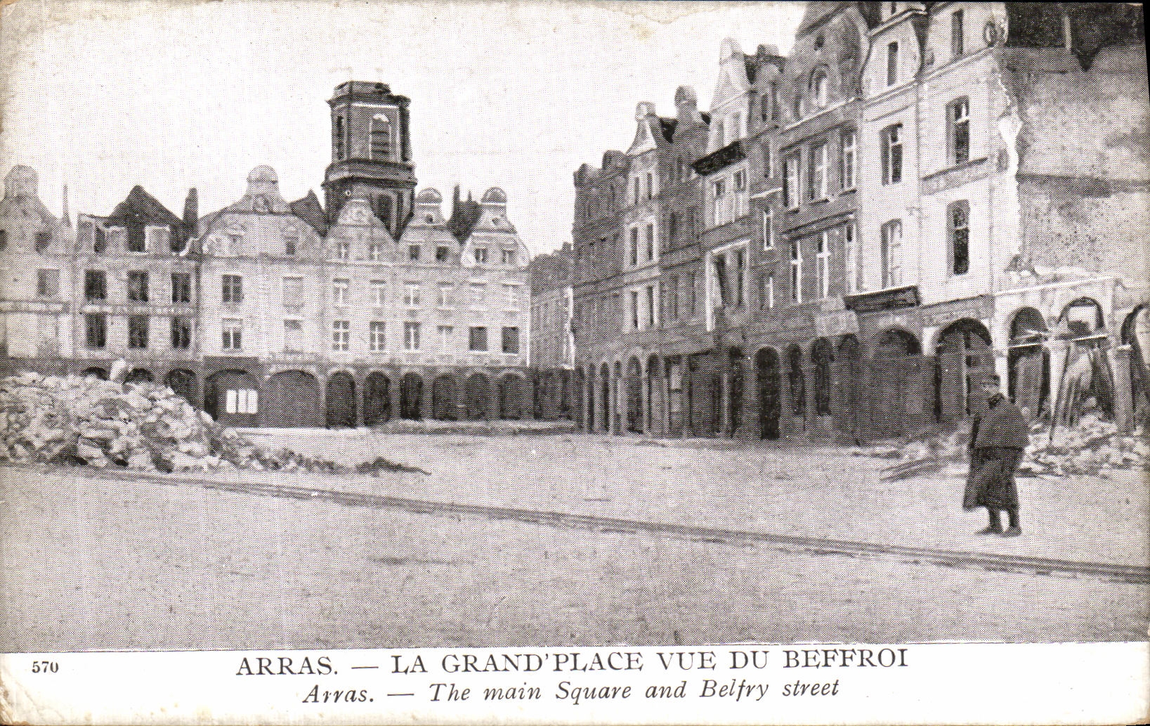 Arras — La Grand'Place vue du Beffroi — éditeur Laurois & Cie, n° 570