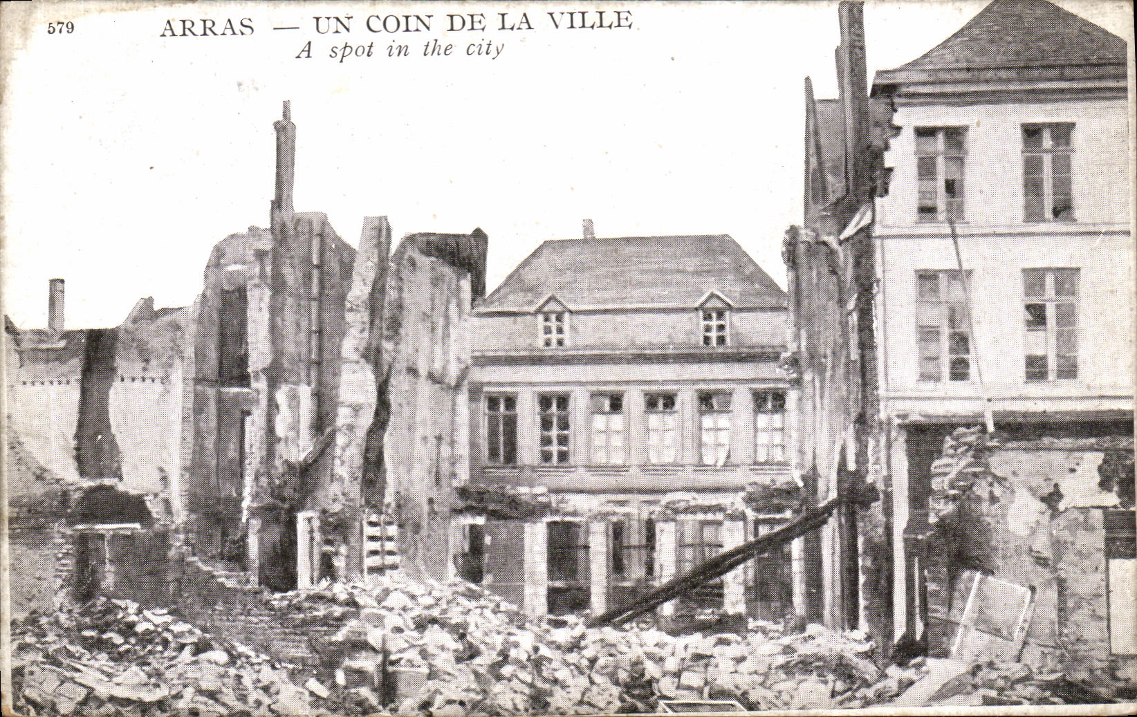 CPA Arras Un Coin De La Ville Militaria