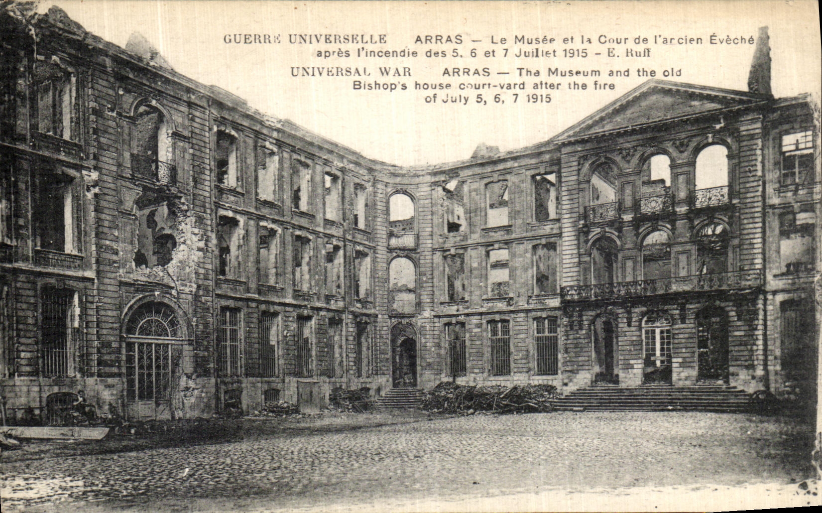 CPA Arras Le Musee et la Cour de l ancien eveche Militaria