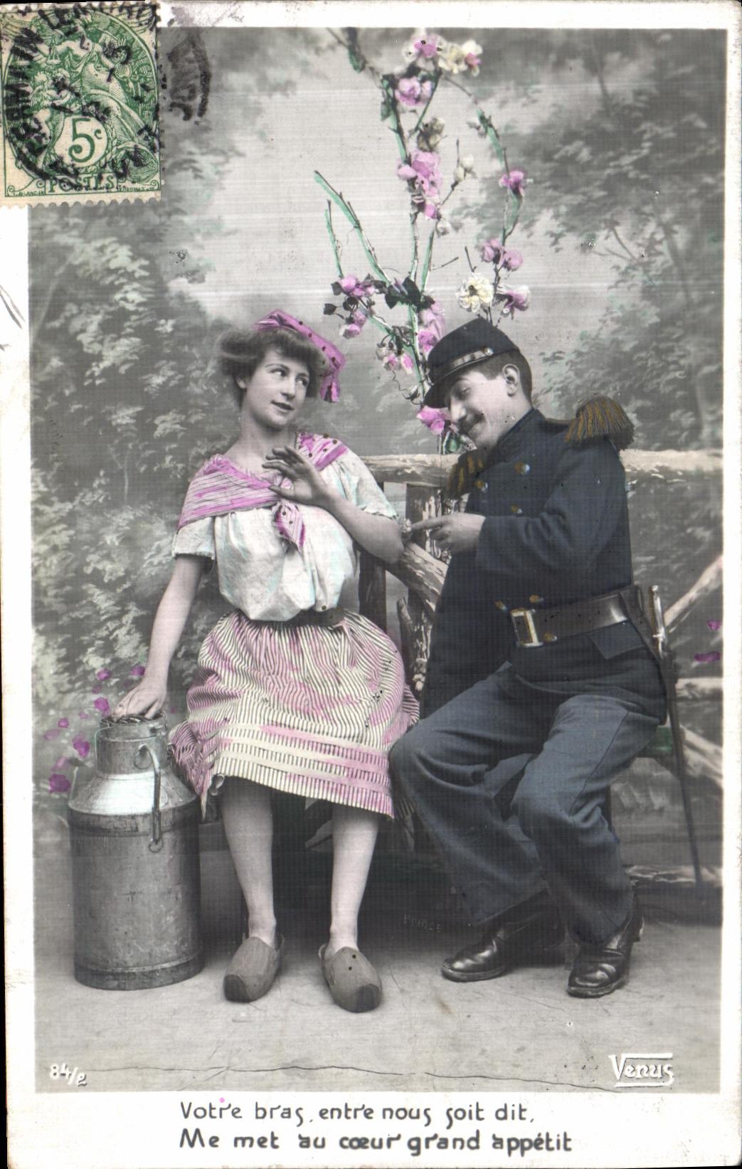 Soldat et jeune femme — scène de studio avec laitière — éditeur Venus, n°84/p
