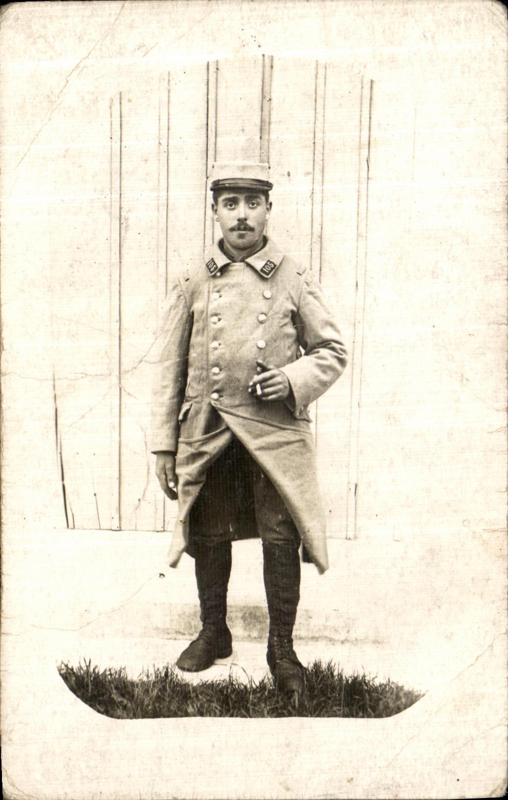 CARTE PHOTO Soldat Poilu numero 105 sur le col Militaria 