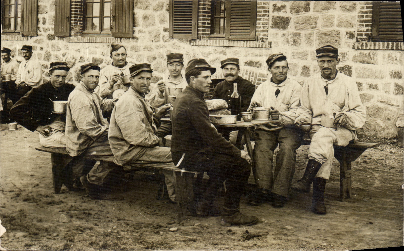 CARTE PHOTO Militaria Soldats la soupe