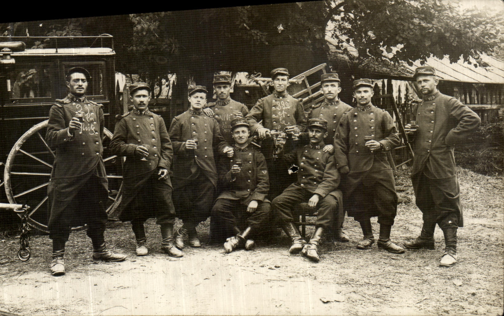 CARTE PHOTO Militaria 92 et 105 sur les cols 