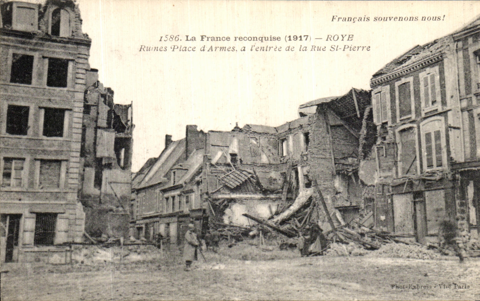 CPA Roye Ruines place d armes a l entree de la rue St Pierre Militaria